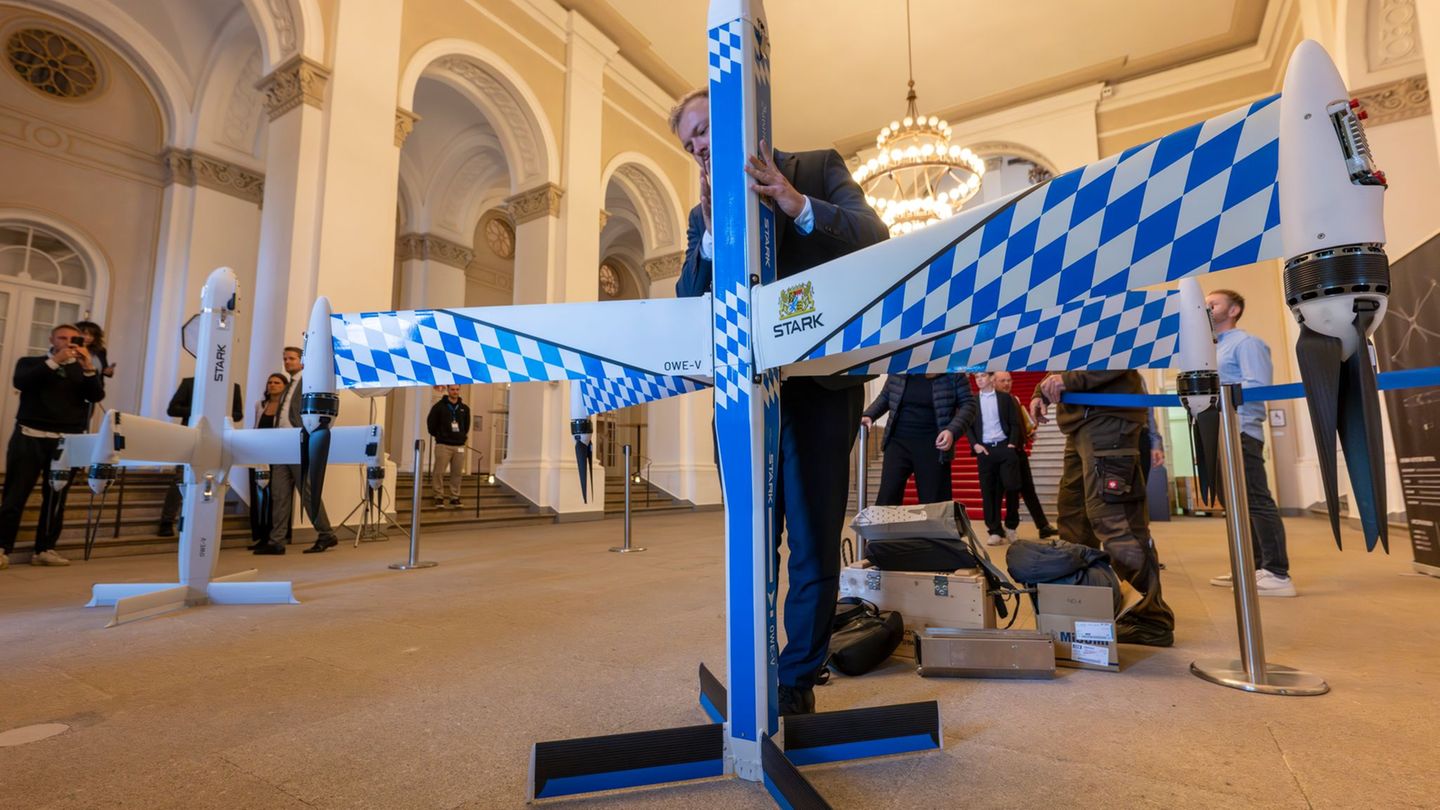 Bayern will es der Verteidigungsindustrie leichter machen - im Landtag durfte die Firma Stark am Dienstag schon ihre Drohnen zei