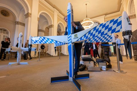 Bayern will es der Verteidigungsindustrie leichter machen - im Landtag durfte die Firma Stark am Dienstag schon ihre Drohnen zei