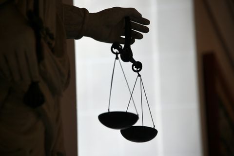 Figur von Justitia mit Waage
