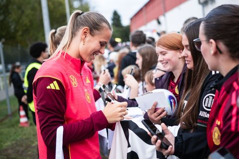 Klara Bühl beim öffentlichen Training des Nationalteams Foto: Marius Becker/dpa