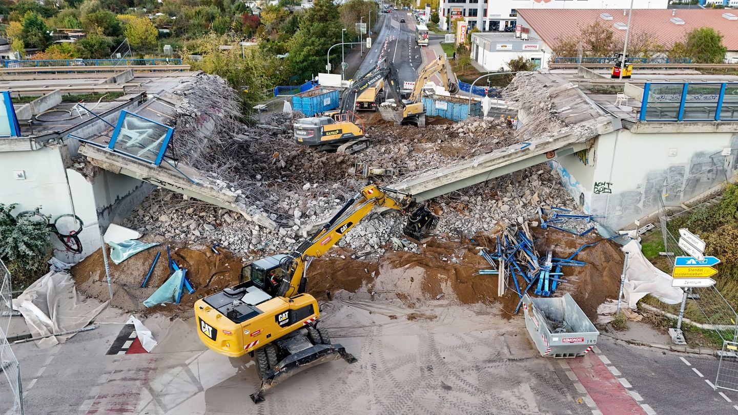 Nach dem Abriss müssen nun die Trümmer beseitigt werden. Foto: Peter Gercke/dpa/ZB
