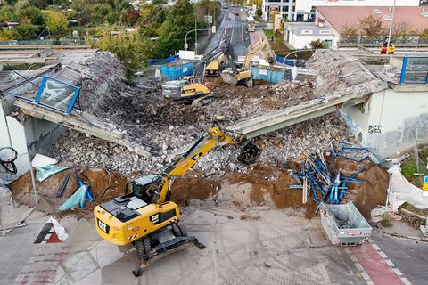 Nach dem Abriss müssen nun die Trümmer beseitigt werden. Foto: Peter Gercke/dpa/ZB