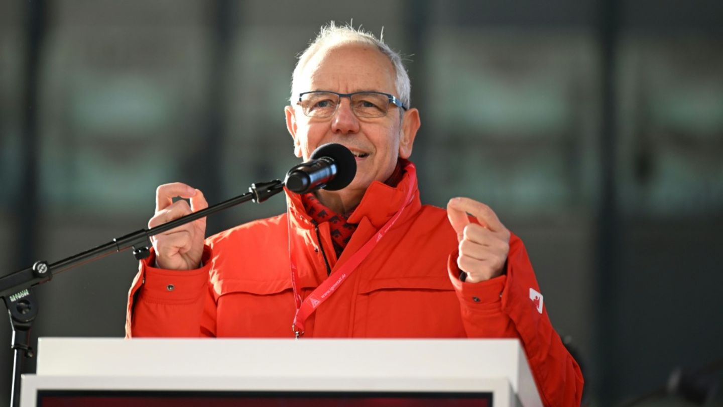 Vassiliadis im November 2023 bei einer Kundgebung in Duisburg