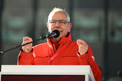 Vassiliadis im November 2023 bei einer Kundgebung in Duisburg