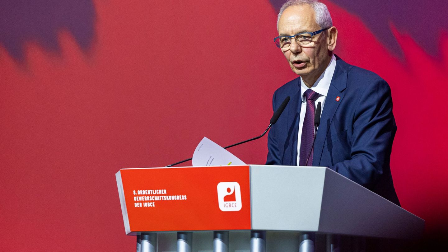 IGBCE-Chef Michael Vassiliadis wurde auf dem Gewerkschaftskongress mit großer Mehrheit im Amt bestätigt. (Archivbild) Foto: Mich