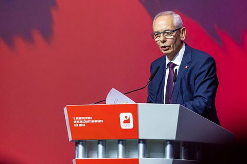 IGBCE-Chef Michael Vassiliadis wurde auf dem Gewerkschaftskongress mit großer Mehrheit im Amt bestätigt. (Archivbild) Foto: Mich