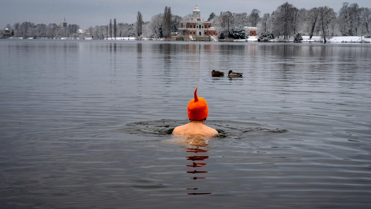 Kälte: Man schwimmt im Winter im See