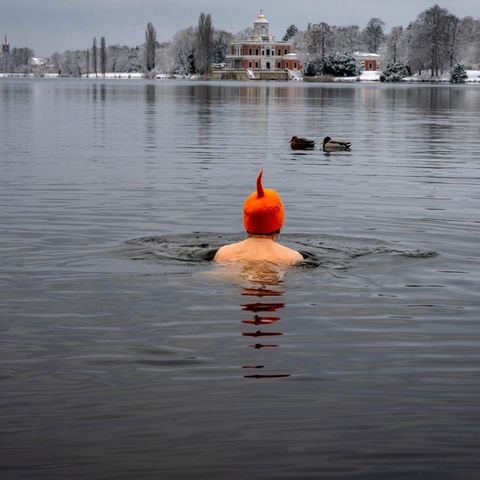 Kälte: Man schwimmt im Winter im See