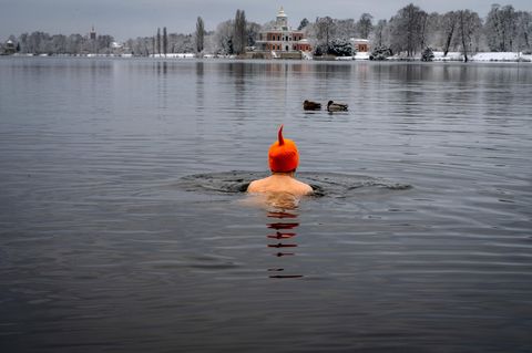 Kälte: Man schwimmt im Winter im See