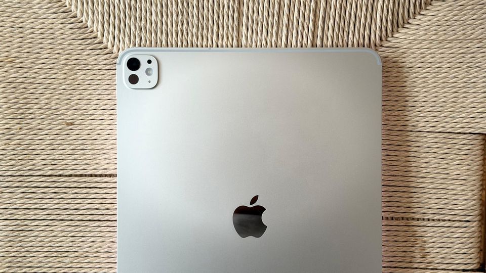 Das iPad Pro M% liegt auf einem Korbstuhl Das iPad Pro M% liegt auf einem Korbstuhl