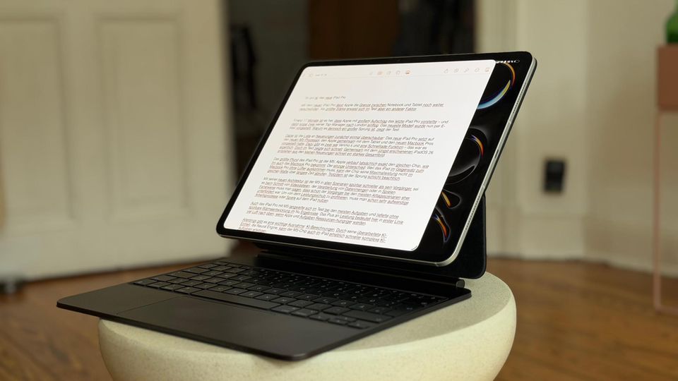 Ein iPad Pro mit M5 steht mit angeschlossener Tastatur im Raum Ein iPad Pro mit M5 steht mit angeschlossener Tastatur im Raum