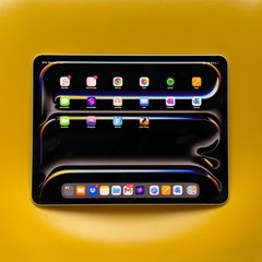 Ein iPad Pro mit M5 liegt entsperrt auf dem Tisch