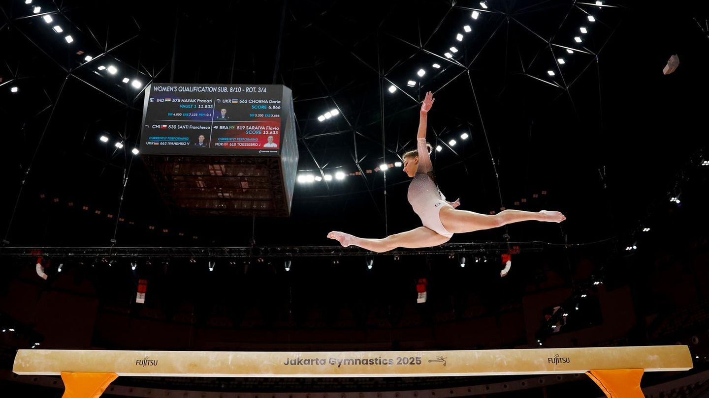 21. Oktober: Fast parallel Jakarta, Indonesien. Wenn das bei den Haltungsnoten nicht eine glatte 1 gibt ... Die Ukrainerin Viktoriia Ivanenko turnt bei den FIG Artistic Gymnastics World Championships 2025. So fotografiert wirkt es fast so, als täte sie das, was ihre Disziplin verspricht: Sie schwebt über dem Balken