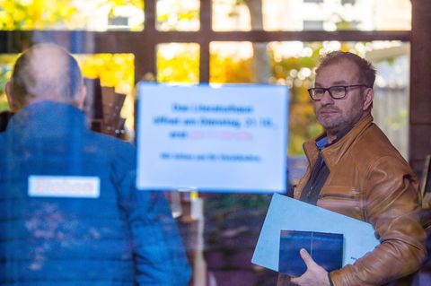 Nach knapp einem Jahr trennen sich die Wege von Oliver Hintz (r), als Leiter des Klützer Literaturhauses „Uwe Johnson“, und der