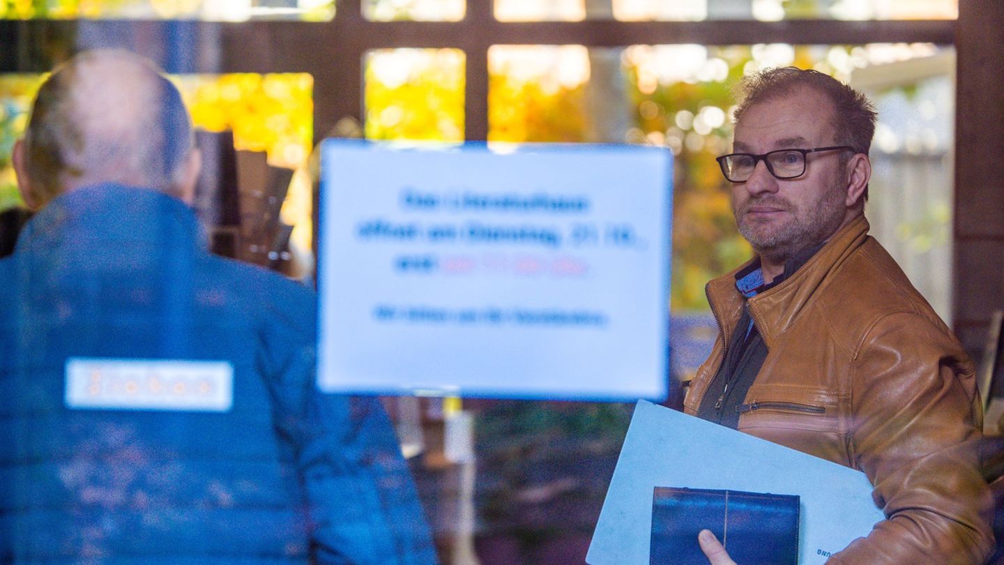 Nach knapp einem Jahr trennen sich die Wege von Oliver Hintz (r), als Leiter des Klützer Literaturhauses „Uwe Johnson“, und der