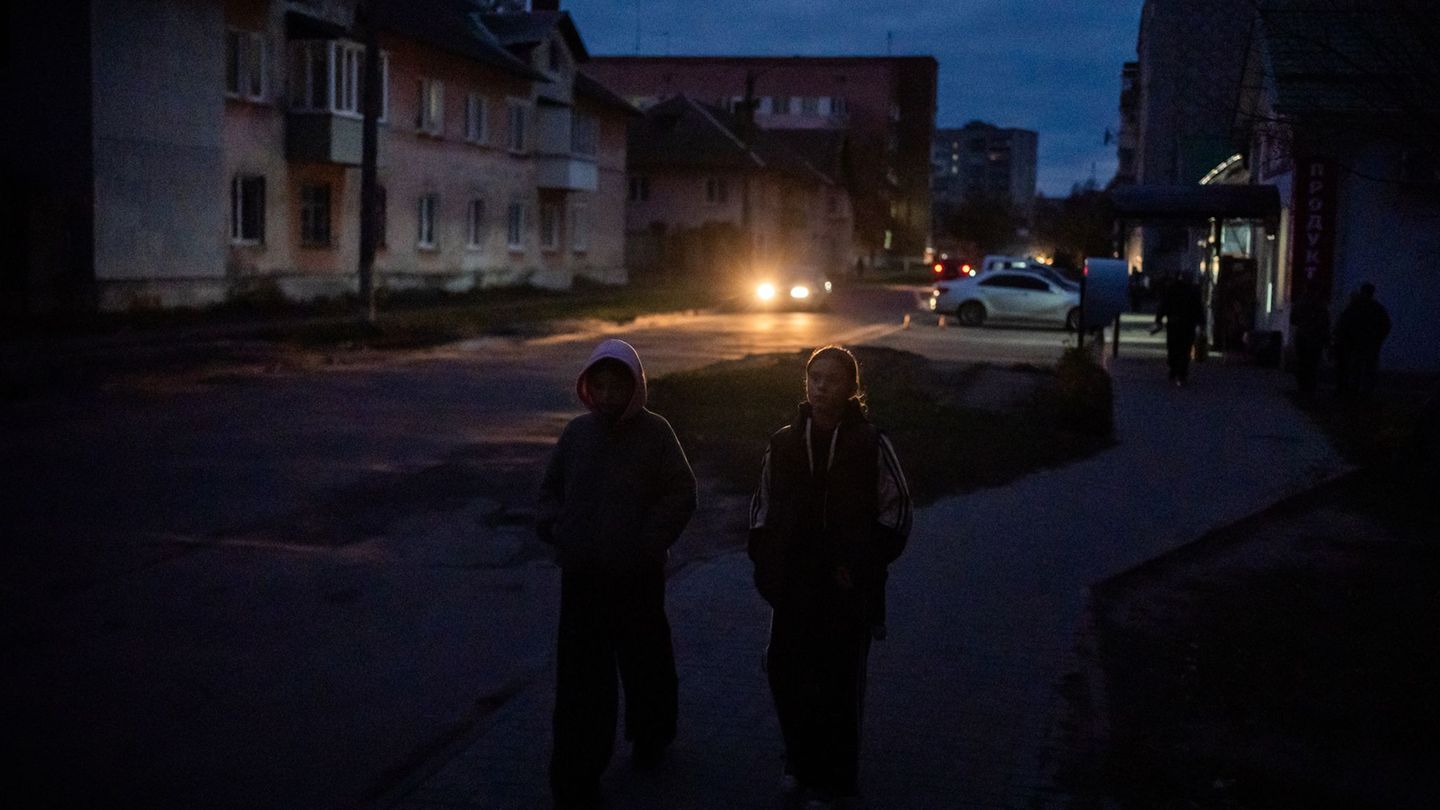 Russische Angriffe haben viele Städte der Ukraine ins Dunkel gestützt. Foto: Julia Demaree Nikhinson/AP/dpa