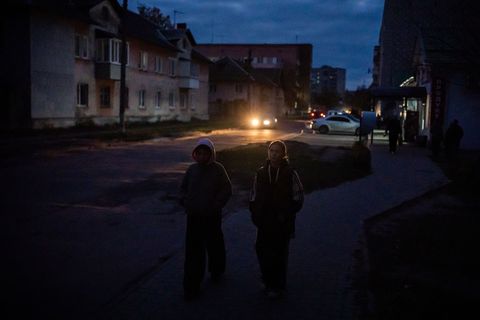Russische Angriffe haben viele Städte der Ukraine ins Dunkel gestützt. Foto: Julia Demaree Nikhinson/AP/dpa