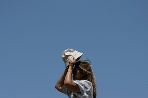 Frau mit Sonnenhut