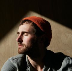 Dating nach einer langen Beziehung: Ein Mann sitzt mit geschlossenen Augen im Licht