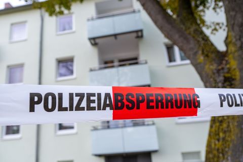 Ein 17-Jähriger zückt beim Streit ein Messer und sticht seinem Kontrahenten in den Bauch (Archivfoto) Foto: Armin Weigel/dpa