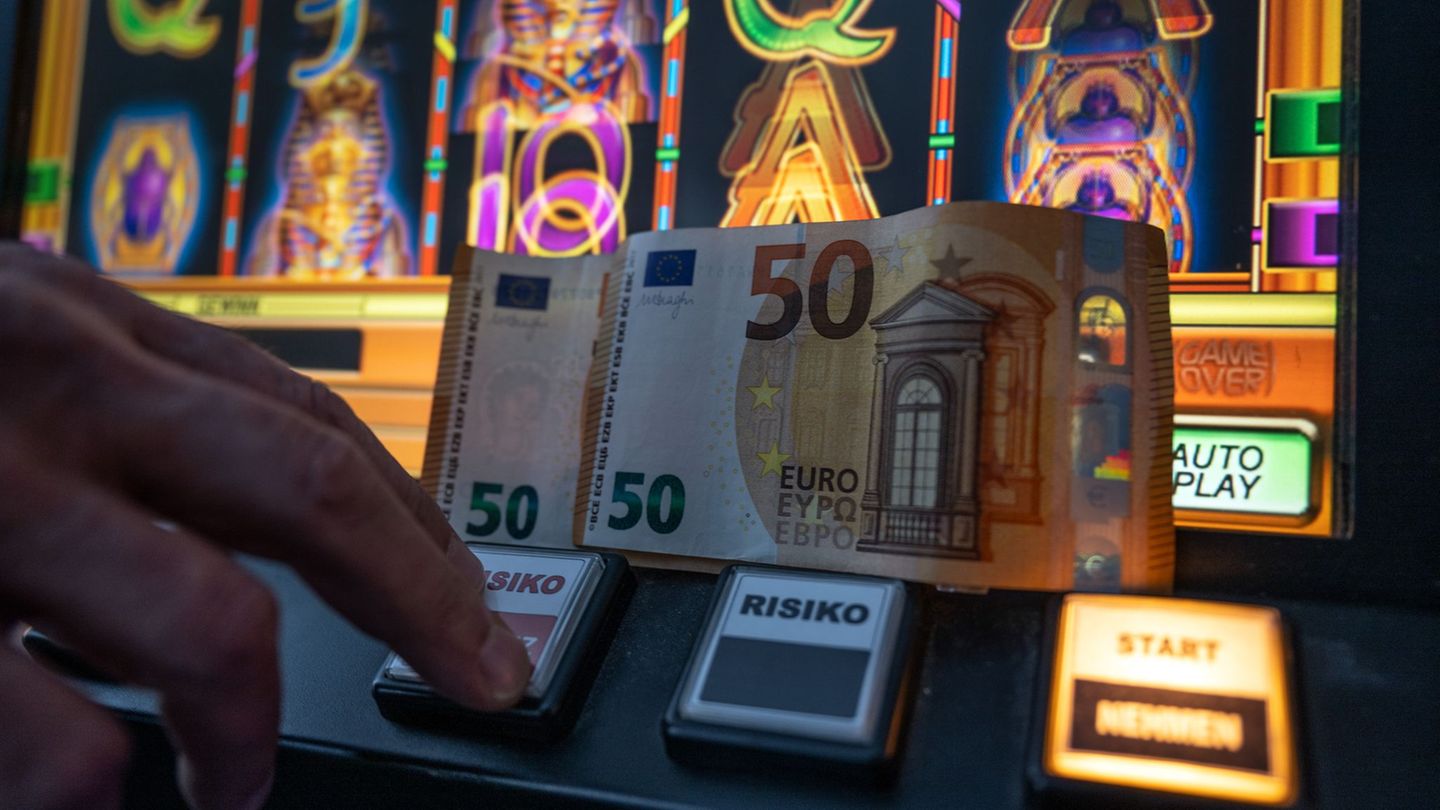 Bei einer Durchsuchung in Elmshorn im Kreis Segeberg hat die Polizei fünf illegal betriebene Spielautomaten sichergestellt. Auße