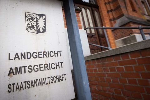 Eine 32-Jährige soll eine Betreuerin mit einer Schere angegriffen und schwer verletzt haben (Archivbild). Foto: Christian Charis