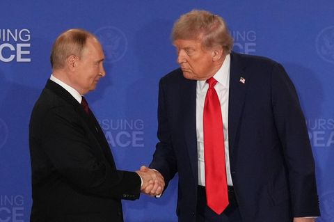 Donald Trump und Wladimir Putin schütteln sich die Hände