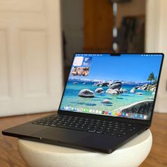 Ein Macbook Pro mit M5 steht auf einem Tisch