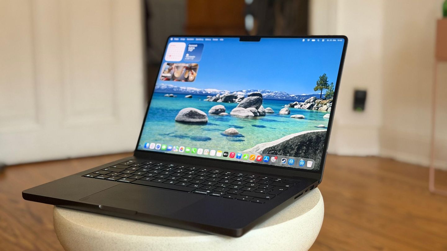 Ein Macbook Pro mit M5 steht auf einem Tisch