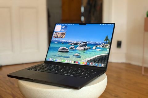 Ein Macbook Pro mit M5 steht auf einem Tisch