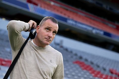 Brügges Trainer Nicky Hayen beim Rundgang durch die Allianz Arena. Foto: Sven Hoppe/dpa