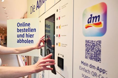 An mehr als 1.800 Abholstationen in Deutschland können Kundinnen und Kunden Waren abholen. (Archivbild) Foto: Uli Deck/dpa