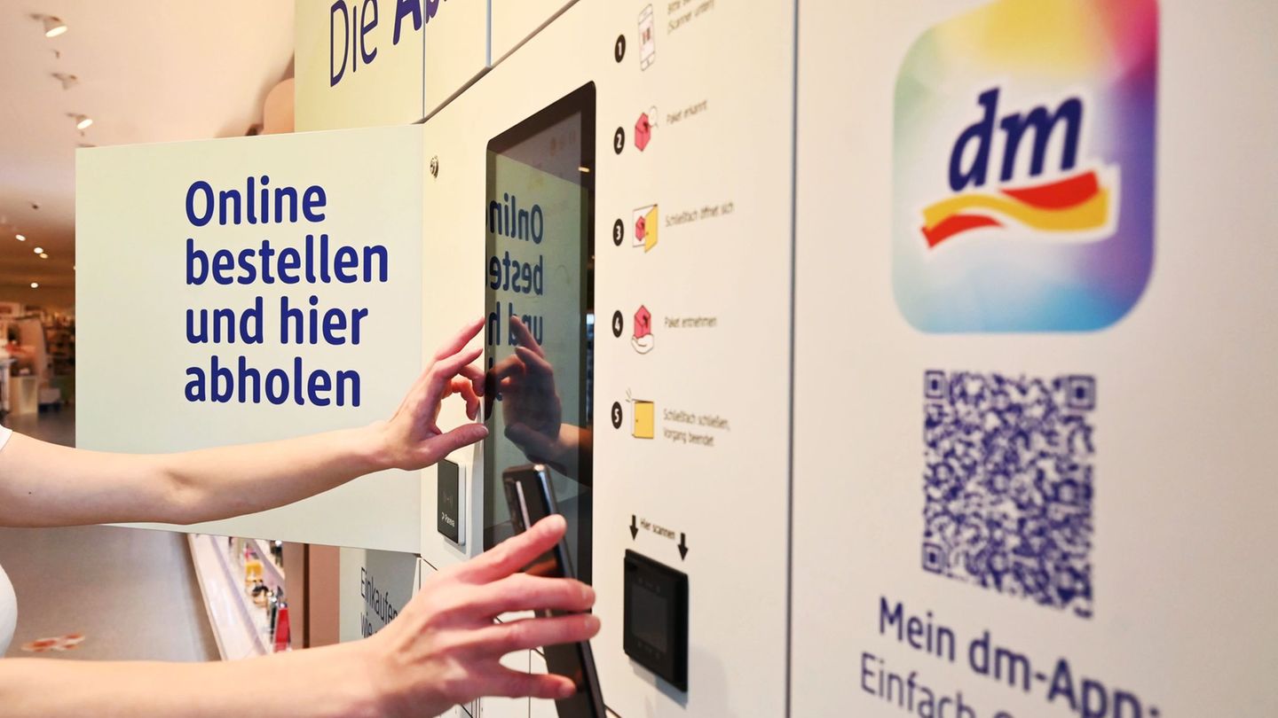 An mehr als 1.800 Abholstationen in Deutschland können Kundinnen und Kunden Waren abholen. (Archivbild) Foto: Uli Deck/dpa