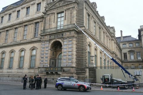 Französische Polizisten am Sonntag vor dem Louvre