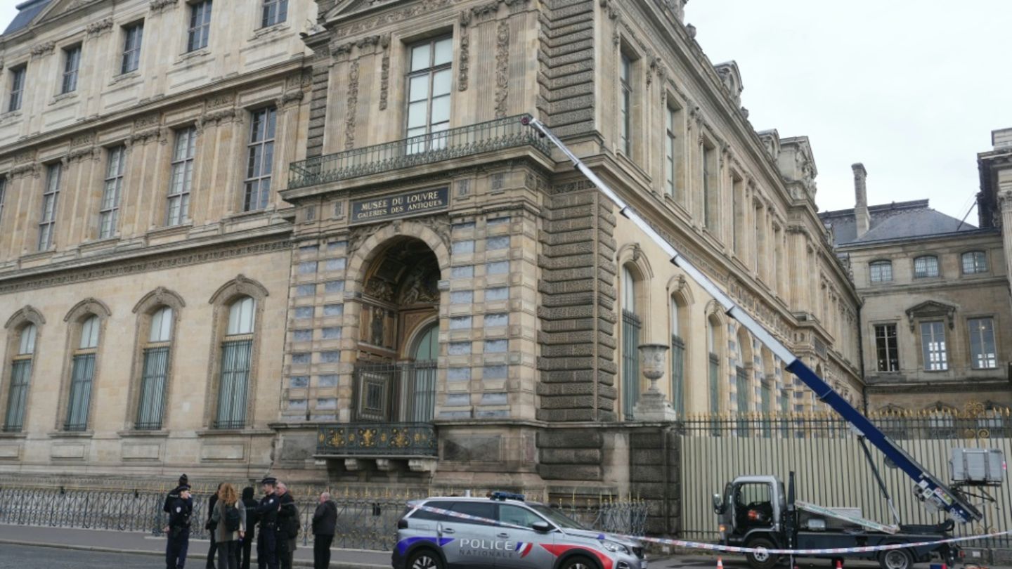 Französische Polizisten am Sonntag vor dem Louvre