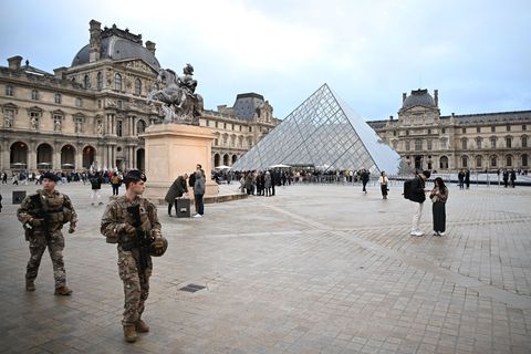 Nach dem Kunstraub im Louvre in Paris dauert die Fahndung nach den Tätern und ihrer Beute an. (Archivbild) Foto: Emma Da Silva/A