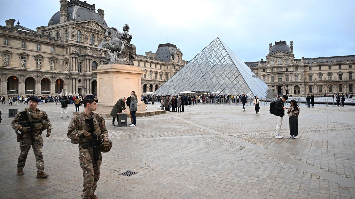 Nach dem Kunstraub im Louvre in Paris dauert die Fahndung nach den Tätern und ihrer Beute an. (Archivbild) Foto: Emma Da Silva/A
