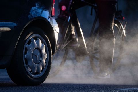 Ab 2027 soll das europäische Emissionshandelssystem auch auf den Verkehr ausgeweitet werden. Foto: Marijan Murat/dpa