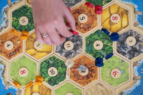 "Catan" wird weltweit und millionenfach gespielt. (Archivbild) Foto: Marijan Murat/dpa