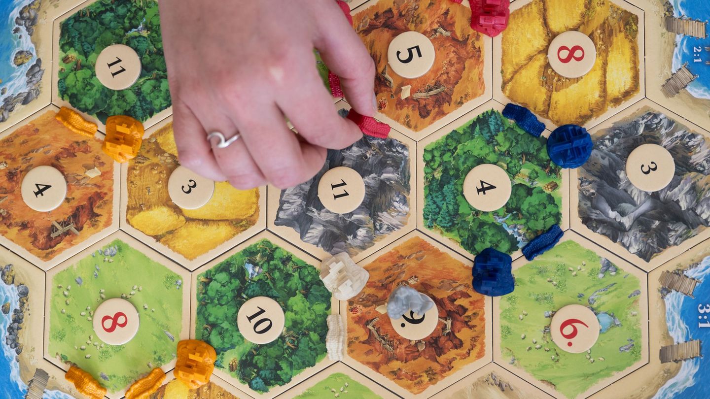 "Catan" wird weltweit und millionenfach gespielt. (Archivbild) Foto: Marijan Murat/dpa