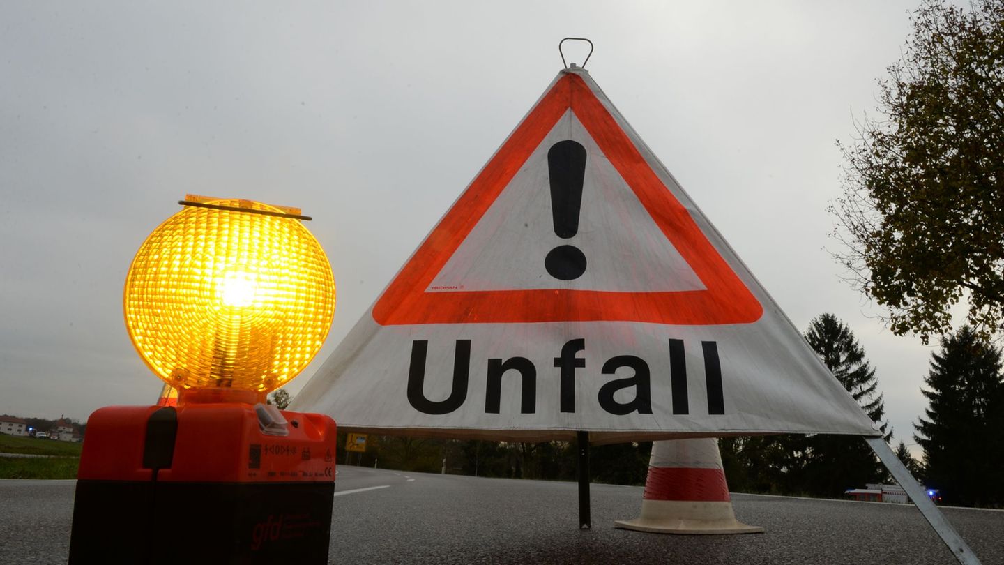 Für den Fahrer endete der Unfall tödlich. (Symbolbild) Foto: Patrick Seeger/dpa