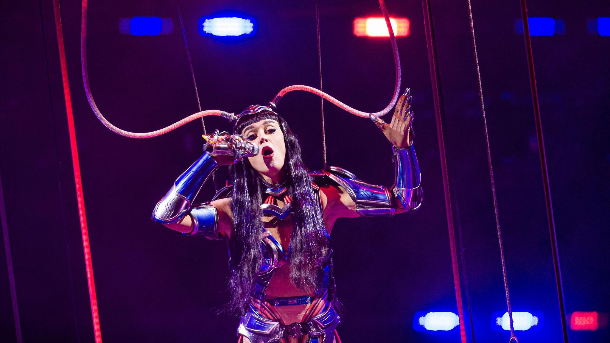 Katy Perry braucht bei ihrem Konzert in Berlin lange, um auf Betriebstemperatur zu kommen