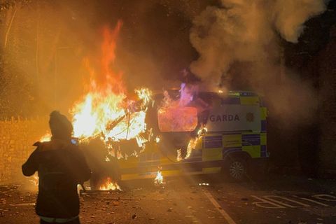 Fahrzeug in Flammen