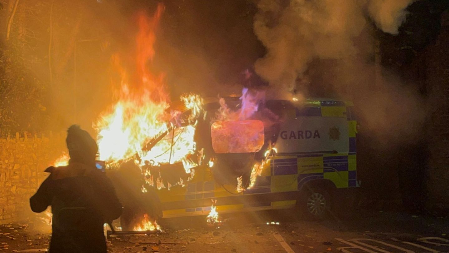 Fahrzeug in Flammen