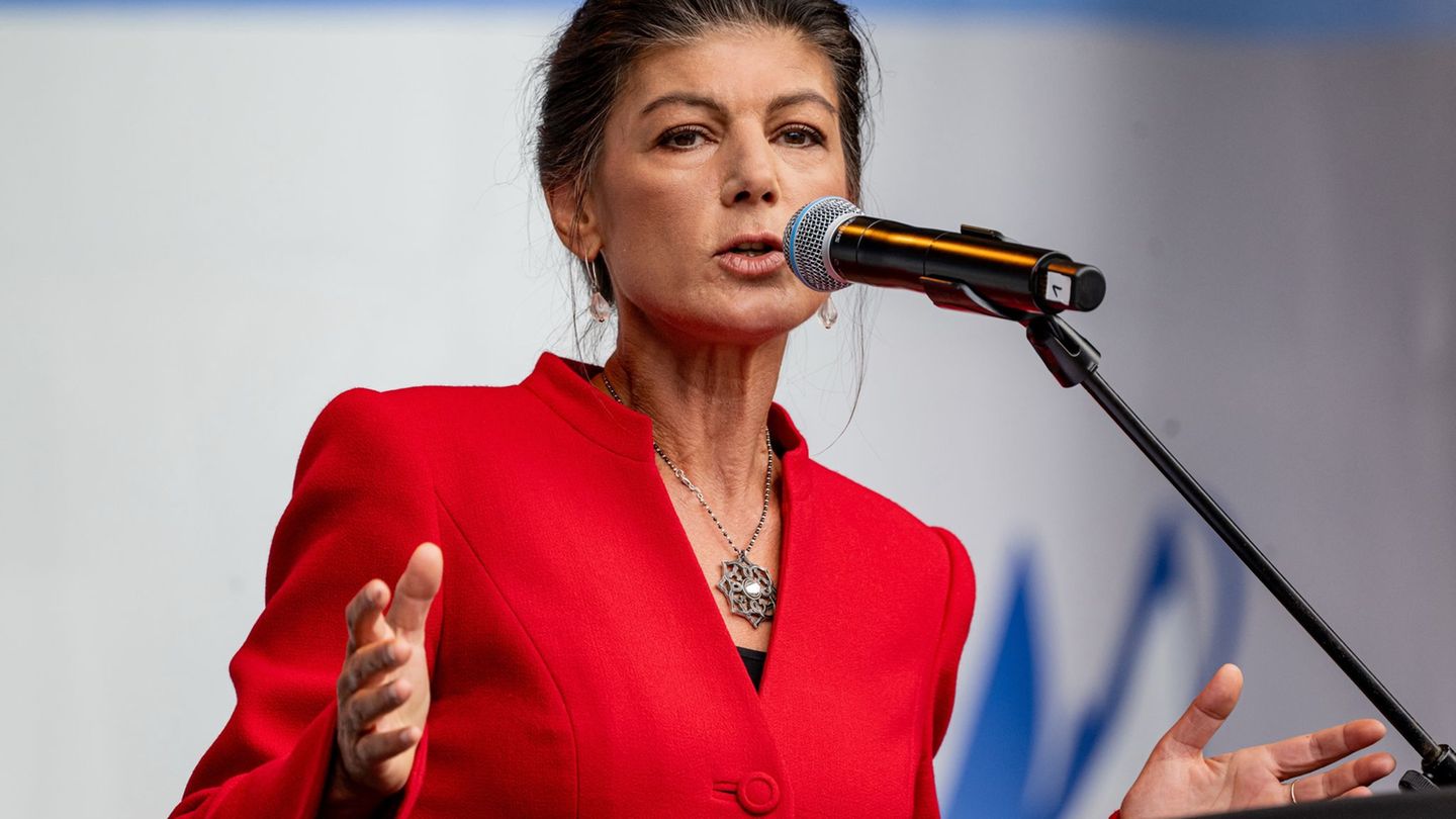 BSW-Vorsitzende Sahra Wagenknecht spricht bei einer Demo. (Archivbild) Foto: Fabian Sommer/dpa