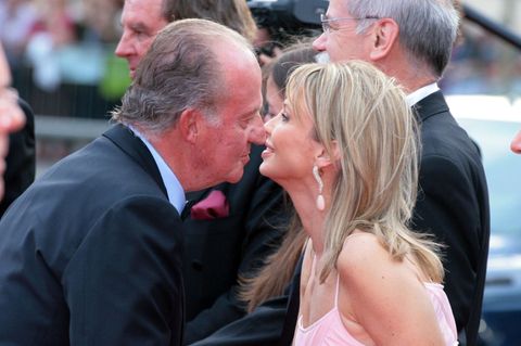 Mitten in einer Wirtschaftskrise ging Spaniens König Juan Carlos auf Elefantenjagd, mit Corinna zu Sayn-Wittgenstein und Freunde