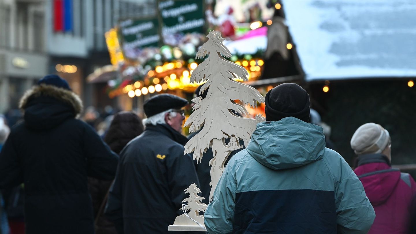 Vielerorts sind die Geschäfte parallel zu Weihnachtsmärkten geöffnet. (Archivbild) Foto: Heiko Rebsch/dpa