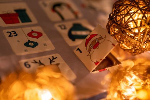 Klassisch und beliebt: Adventskalender mit Schokolade. Foto: Monika Skolimowska/dpa/dpa-tmn