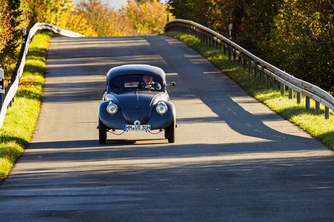 der VW Käfer auf einer Straße in Niedersachsen