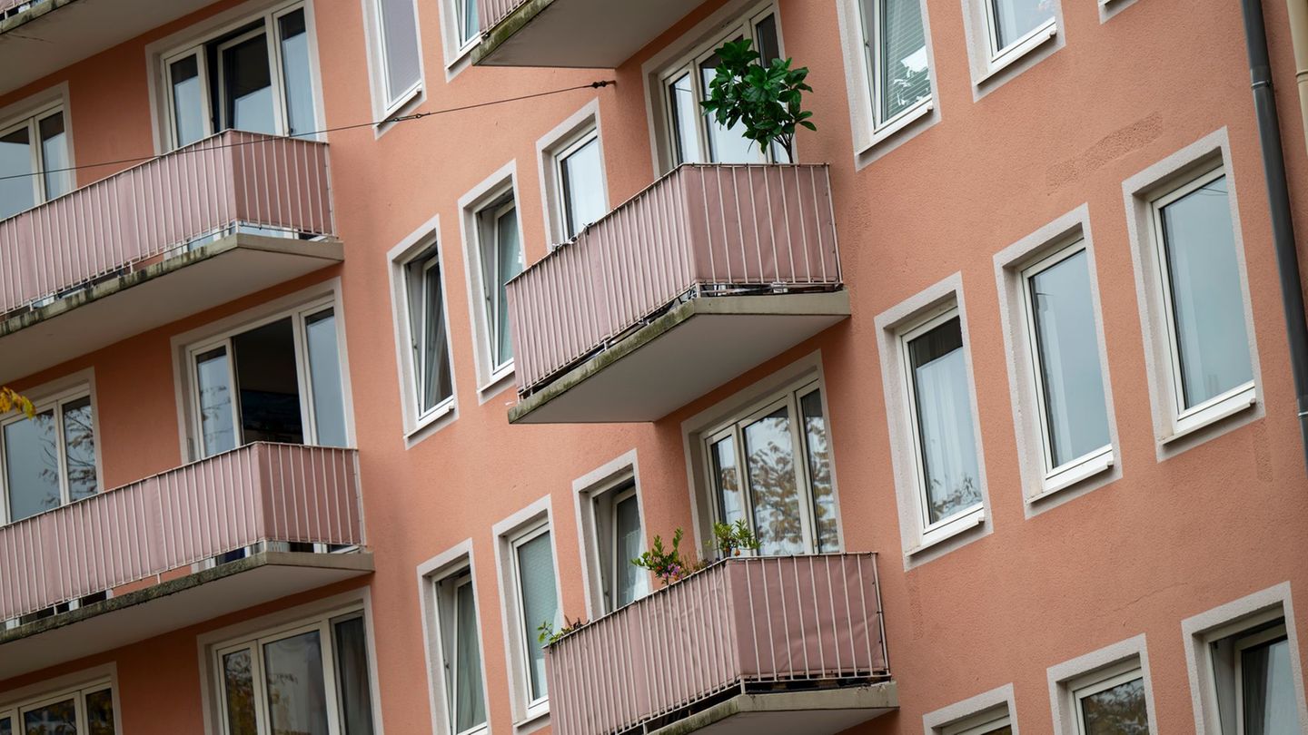 In München lag die durchschnittliche Kaltmiete mit etwa 23 Euro je Quadratmeter an der Spitze. (Archivbild) Foto: Peter Kneffel/